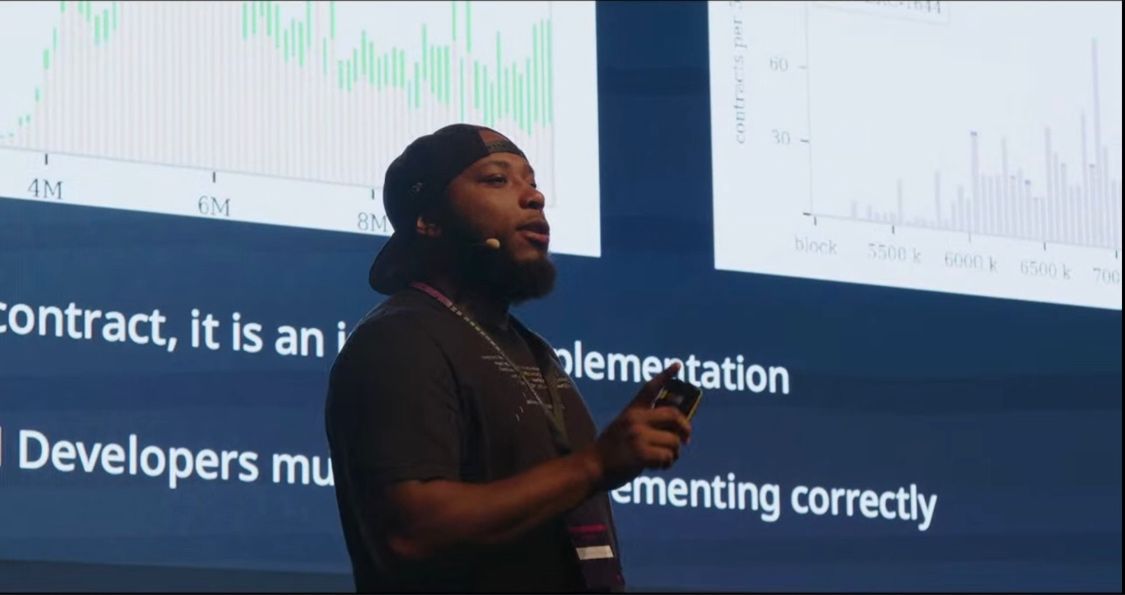 Jovonni presenting blockchain analytics on stage
